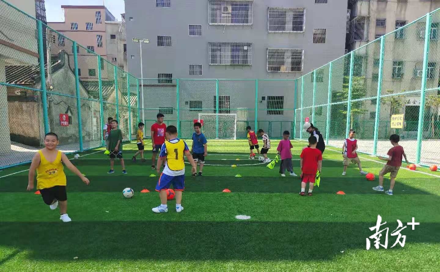 汕头大学明德学院学生志愿者在枫溪二村开展足球培训。通讯员供图