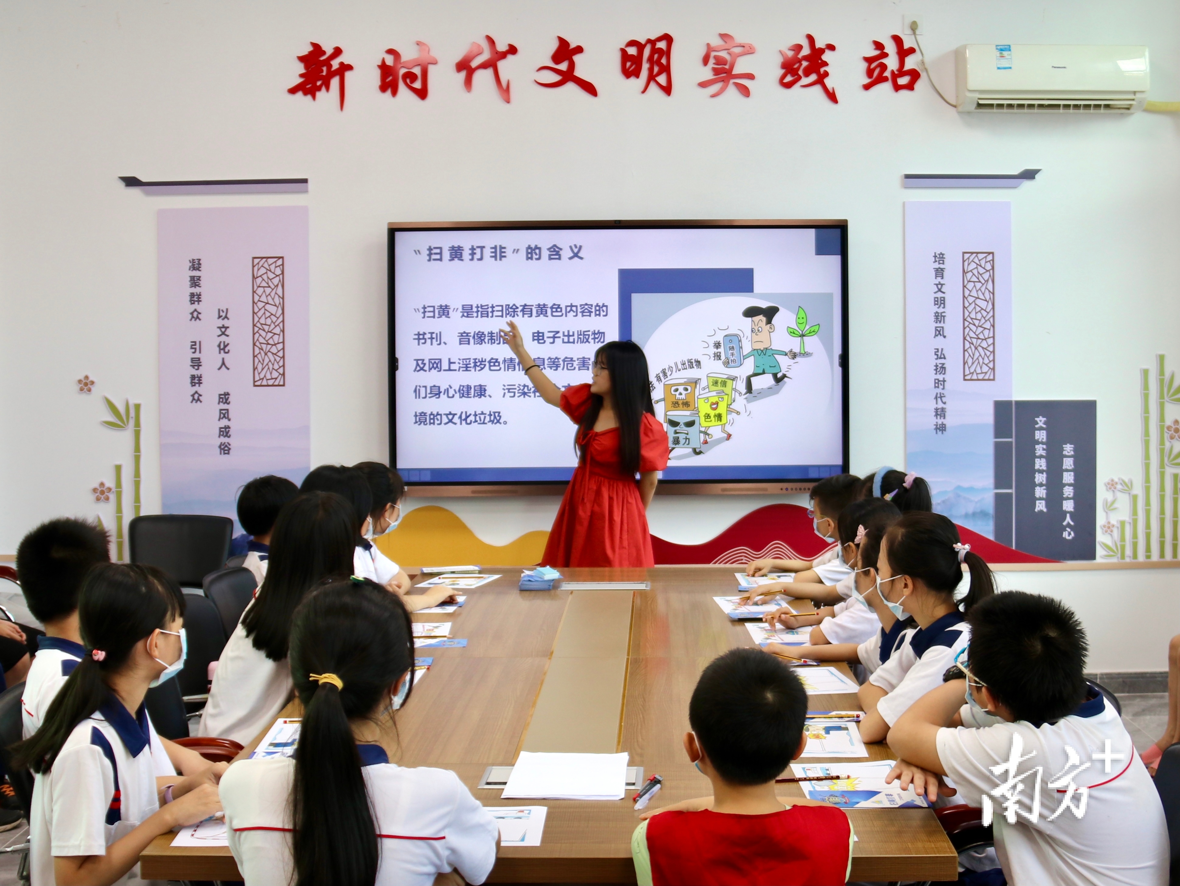 枫溪区文明实践志愿服务总队到田头何村新时代文明实践站，开展“扫黄打非”知识科普实践课。通讯员供图