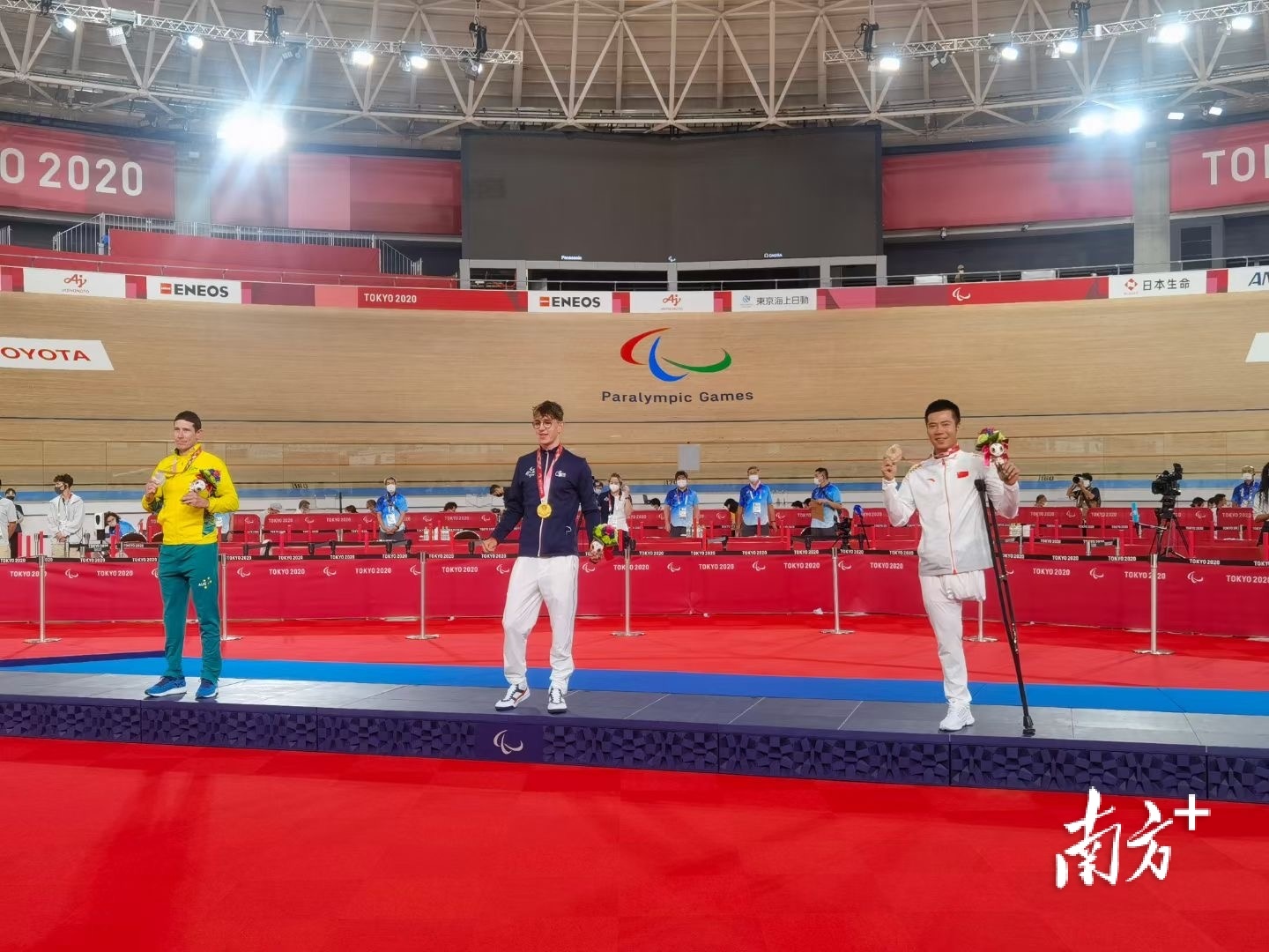 梁贵华（右一）在东京残奥会中获得铜牌。通讯员 供图