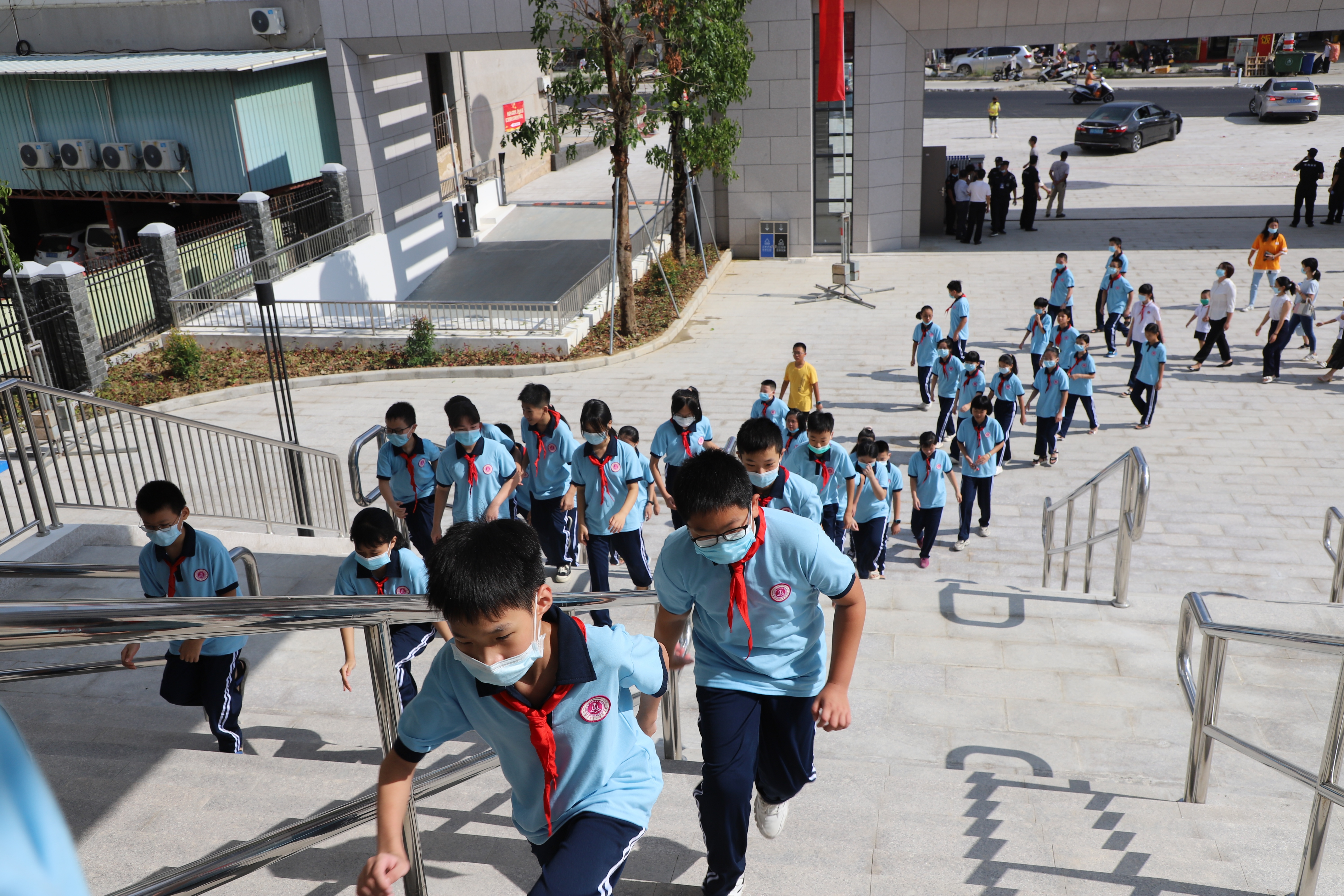 当天，一批学生和家长受邀走进饶平县实验学校暨县中山实验幼儿园。通讯员供图