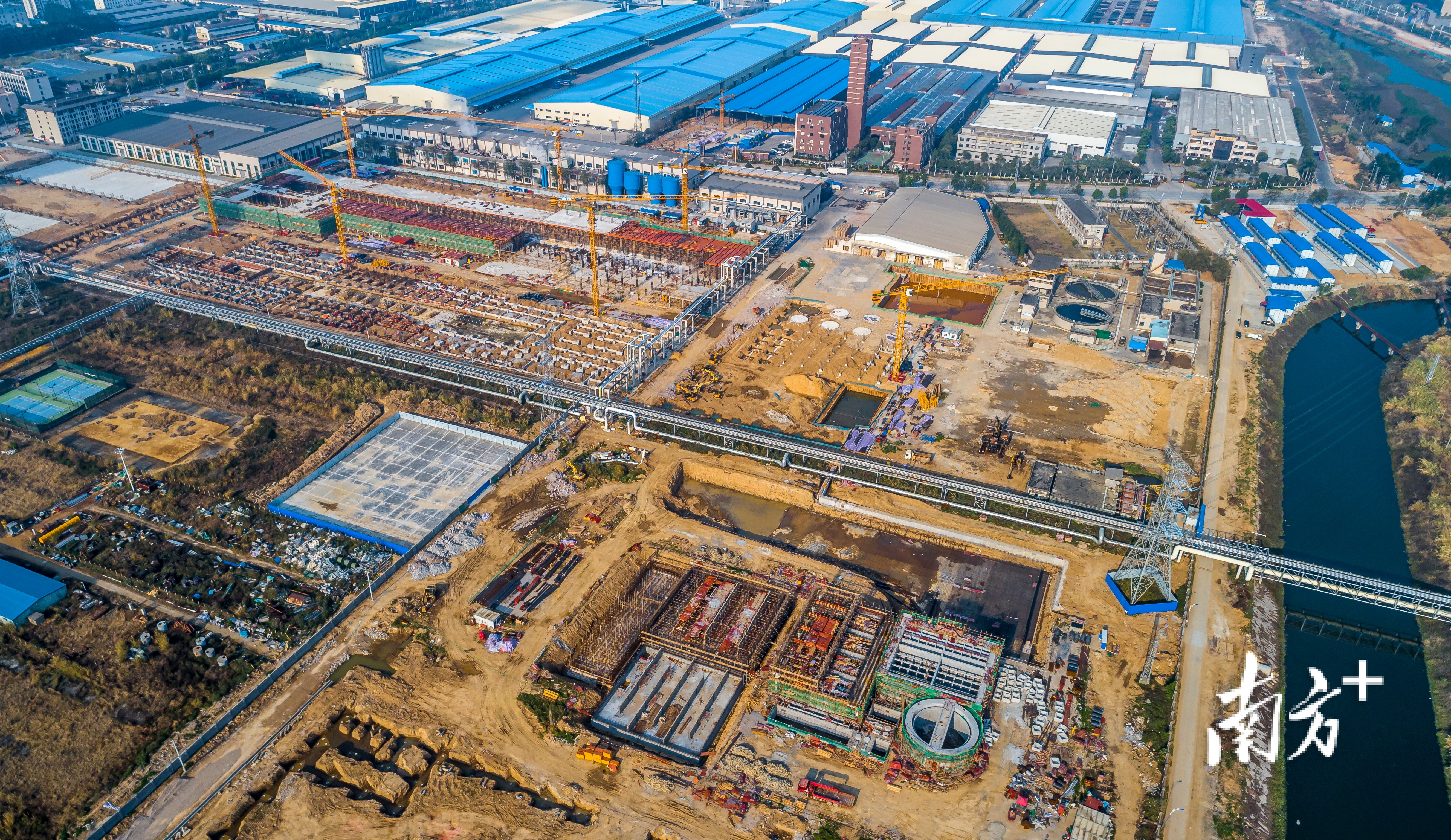 广东山鹰100万吨造纸项目正在紧张推进，国能肇庆电厂上马二期工程后，将为广东山鹰、焕发生物等企业提供充足热能。王振宇 摄