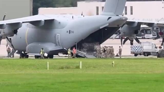 英国人优先撤离宠物，英媒：背后主角是首相夫人