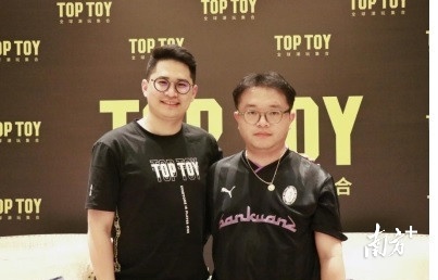 TOP TOY创始人兼CEO孙元文与文和友文创事业部总经理石道才。受访者供图