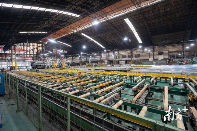 佛山共有35个产业集群。图为大沥镇某铝型材企业车间。