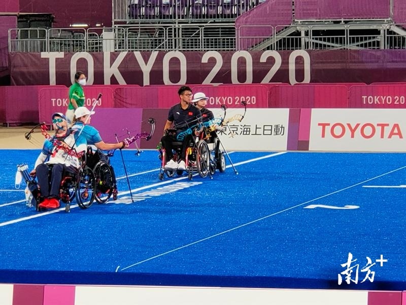 陈敏仪与队友在射箭W1级复合弓混合团体赛比赛中。 陈敏仪与队友在射箭W1级复合弓混合团体赛比赛中。