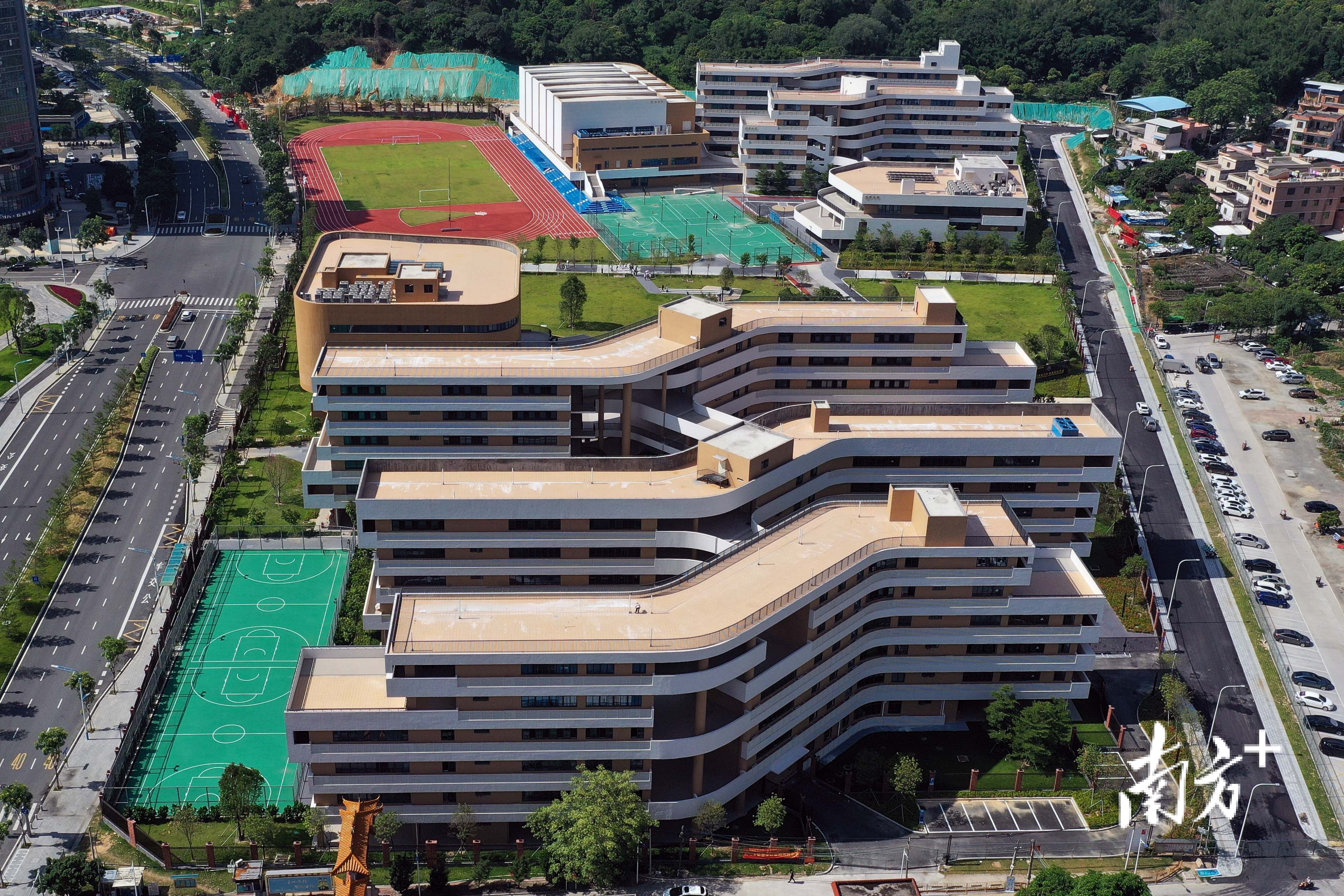 南沙滨海实验学校揭牌启用。通讯员供图