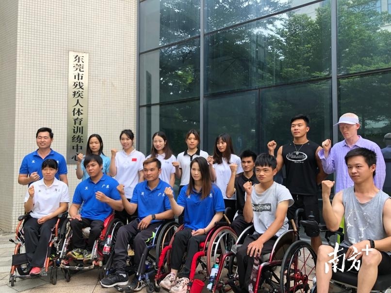 队友们为陈敏仪加油。 队友们为陈敏仪加油。