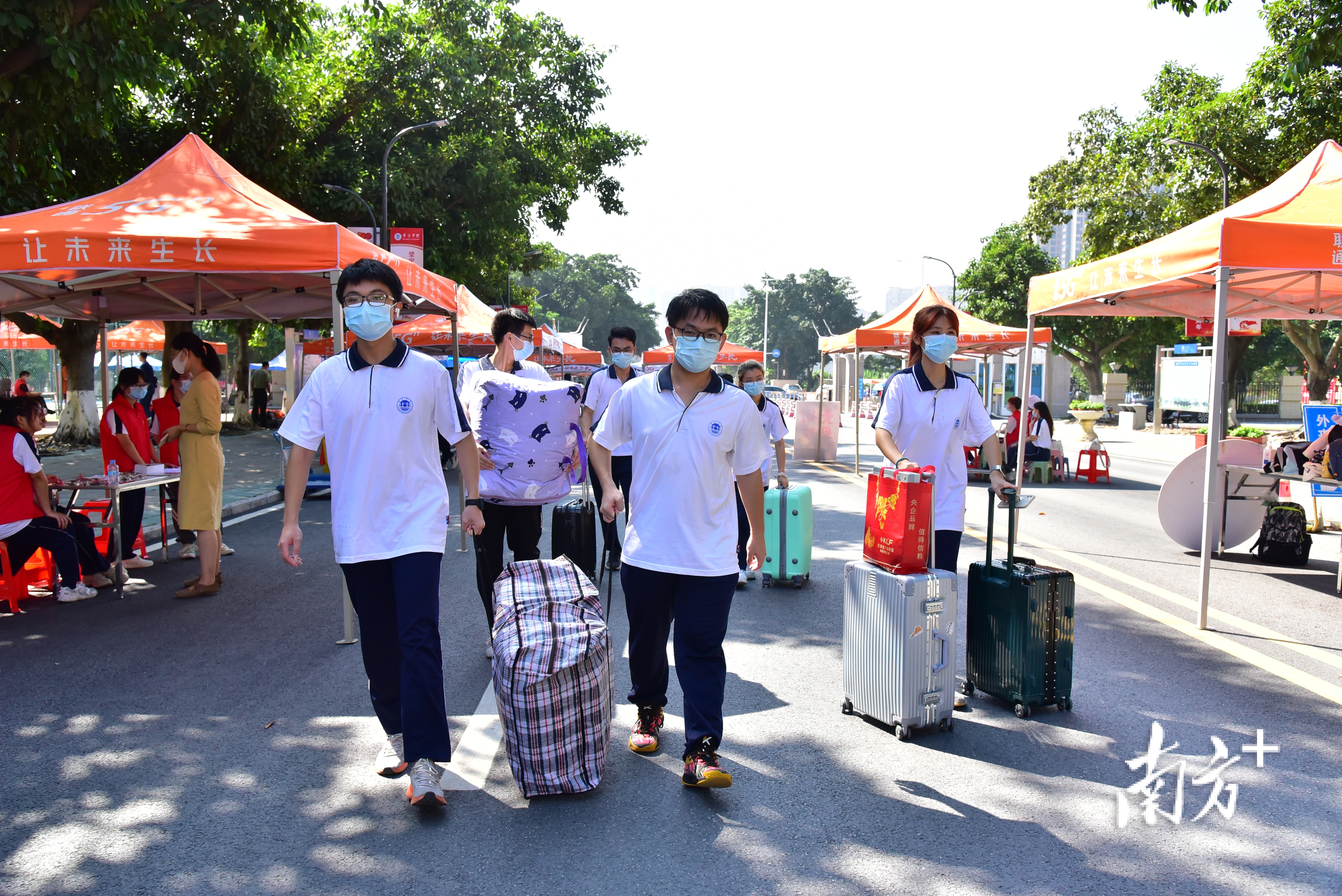 两天时间，除部分暂不符合返校条件的以及尚在外地实习的学生，肇庆学院共有12396名学生安全抵校。通讯员供图。