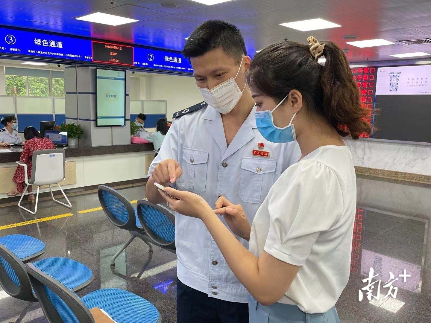 税务人员指导赴澳员工办理社保业务。 税务人员指导赴澳员工办理社保业务。