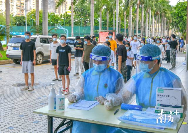 仲恺农业工程学院学生工作部(处)、人民武装部副部(处)长沈洁介绍,学校制定详细的演练方案,同时动态调整完善日常疫情防控制度。对于每一位申请返校的学生,学校都确保精准掌握其具体情况,包括学生连续14天健康打卡记录、48小时以内核酸检测结果、健康码及行程卡,以备进校查验。学生持有以上返校“四件套”,在入校当天校门体温检测正常的情况下,方可顺利入校。 仲恺农业工程学院学生工作部(处)、人民武装部副部(处)长沈洁介绍,学校制定详细的演练方案,同时动态调整完善日常疫情防控制度。对于每一位申请返校的学生,学校都确保精准掌握其具体情况,包括学生连续14天健康打卡记录、48小时以内核酸检测结果、健康码及行程卡,以备进校查验。学生持有以上返校“四件套”,在入校当天校门体温检测正常的情况下,方可顺利入校。