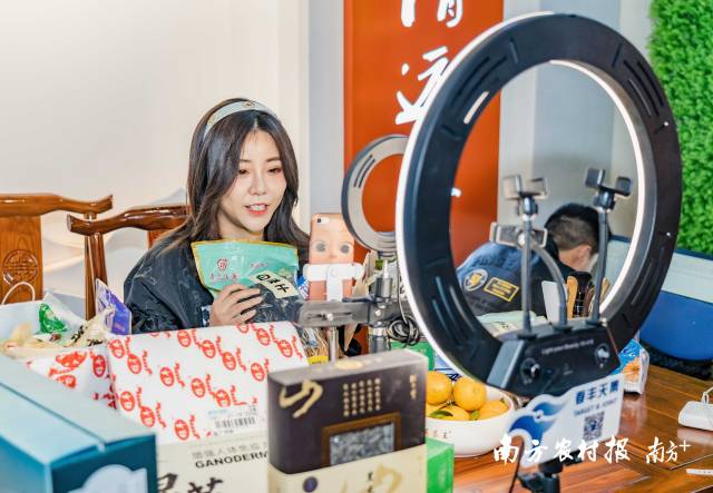 春丰天集主播在第11届广东农博会上直播。&nbsp;