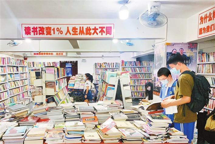 不少市民在九斤书店里“淘宝”。