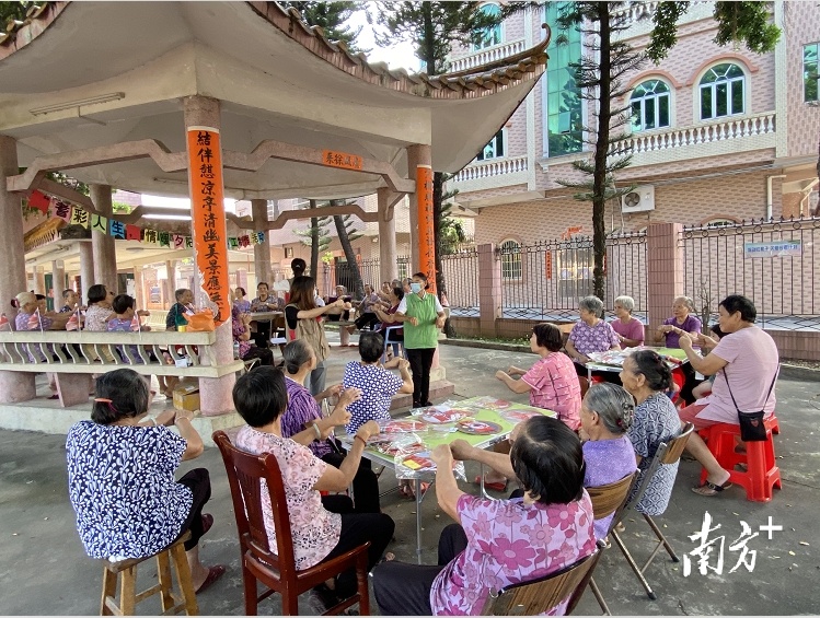 赞!东莞社工开展“流动红凳子”关爱长者计划活动，贴心服务送到家门口  通讯员/受访者 东莞大众社工 供图