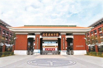 今年秋季，广东广雅中学花都校区将继续招收初一新生，同时招收首届高一级学生，今年初一招收10个班，高一招收8个班，实施小班化教学。