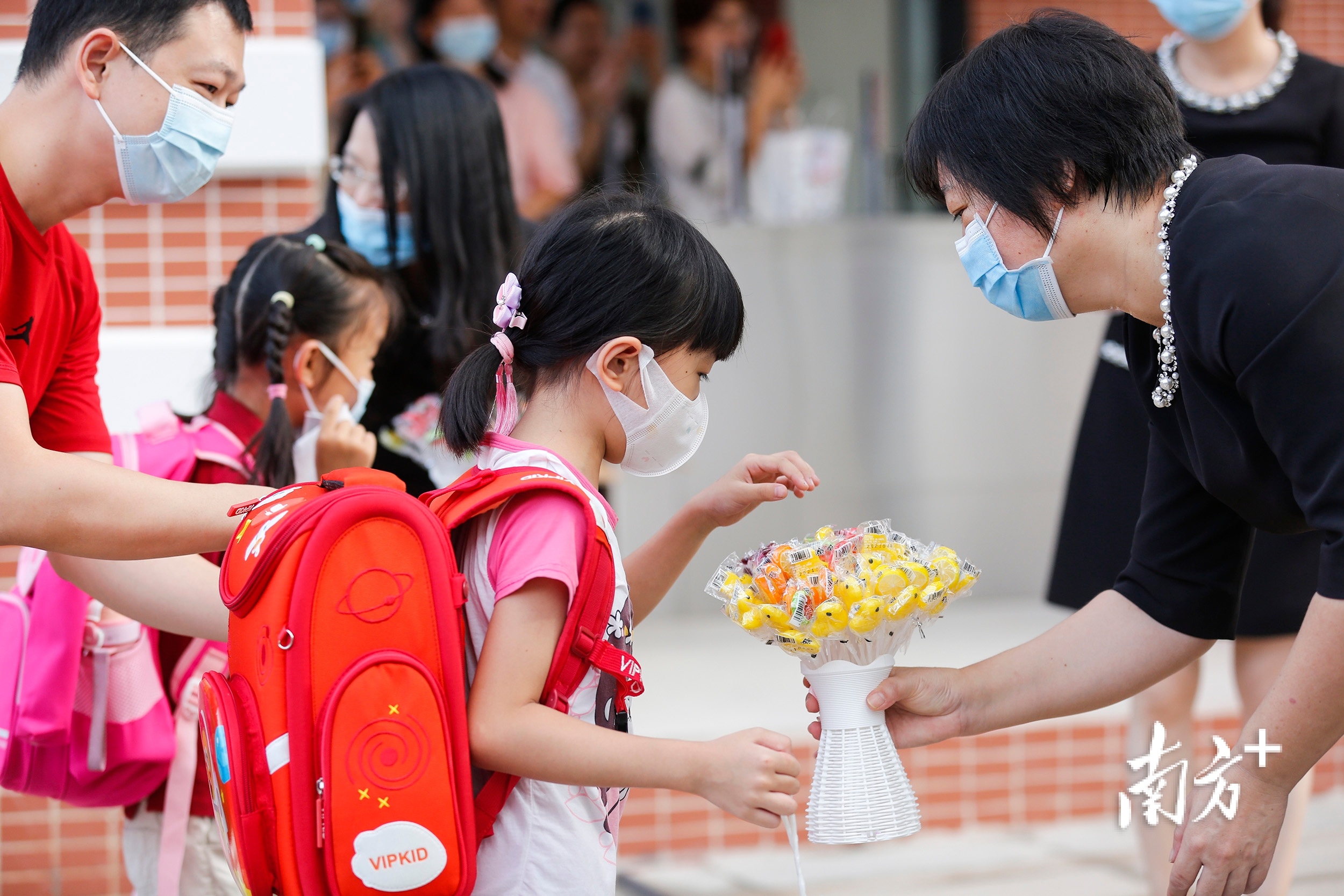 学生在挑选棒棒糖。