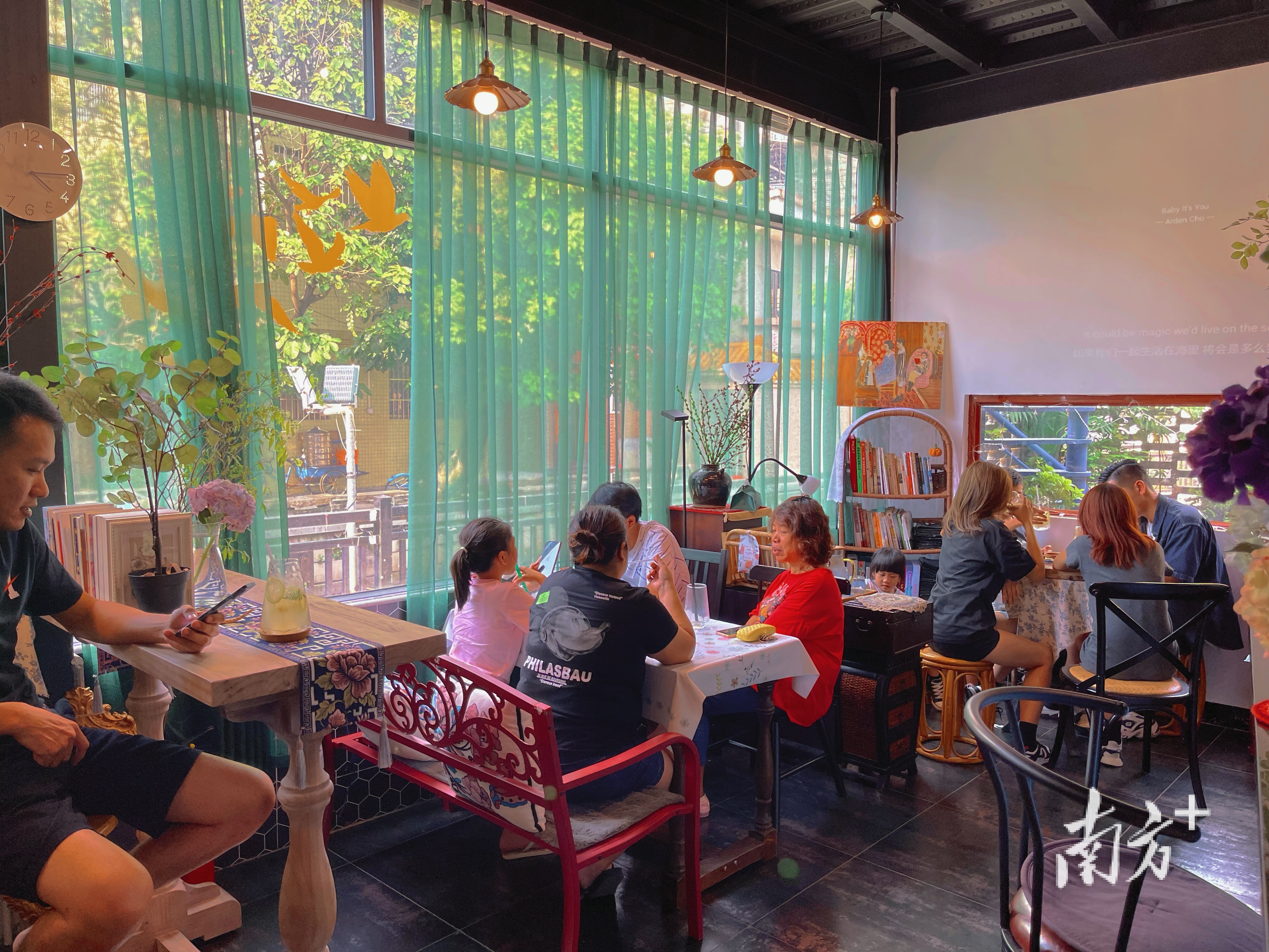 “覔”咖啡馆成了村里老少的“聚脚点”。受访者供图 “覔”咖啡馆成了村里老少的“聚脚点”。受访者供图