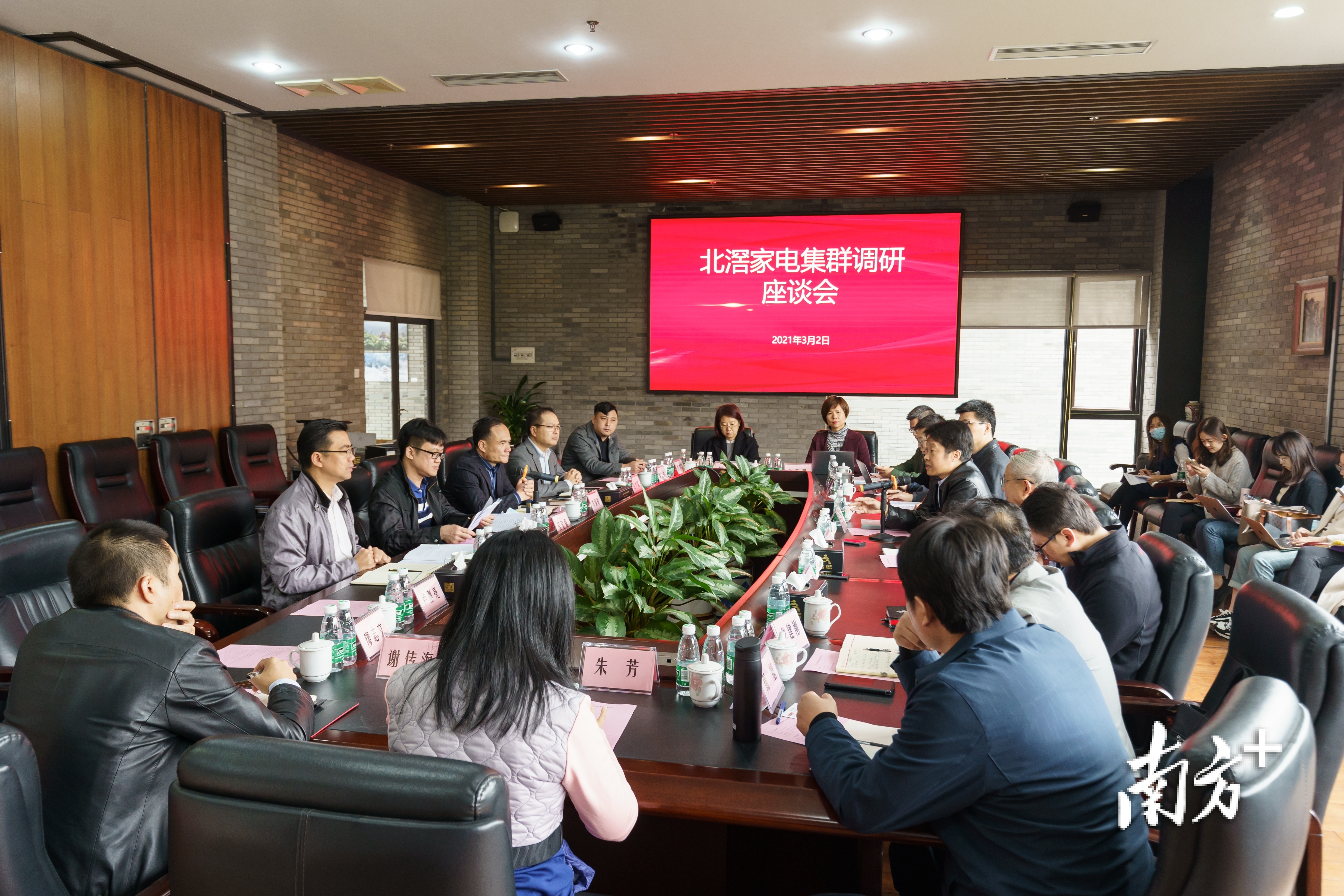 知名经济学家周其仁教授与南方日报调研团队调研北滘家电产业集群。&nbsp;