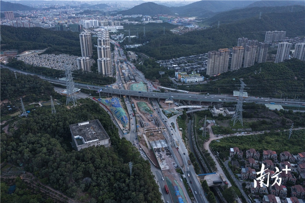 黄江南部临深区正在加快完善道路建设。李鄂摄 黄江南部临深区正在加快完善道路建设。李鄂摄
