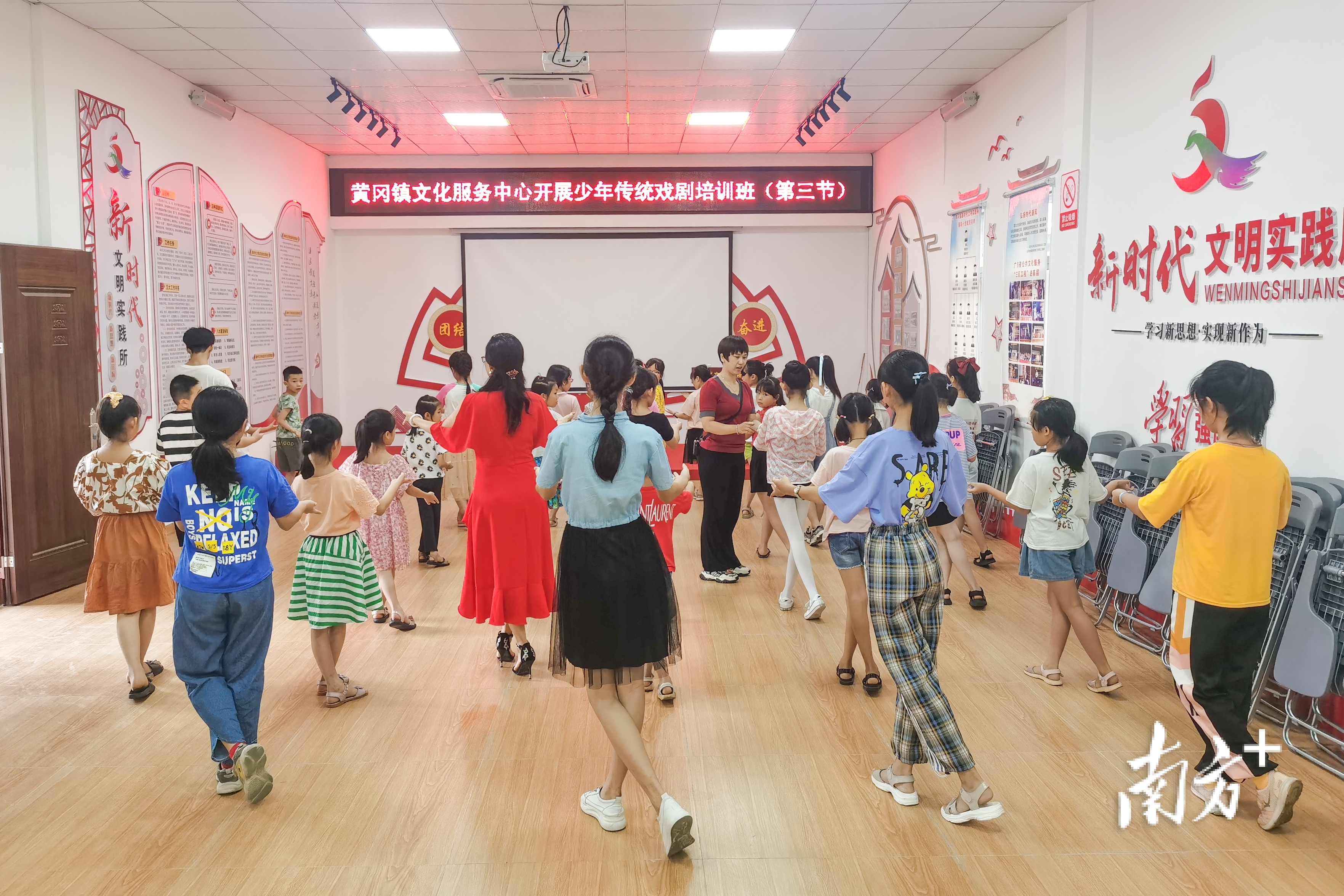 黄冈镇文化服务中心开设有少年传统戏剧培训班。通讯员供图