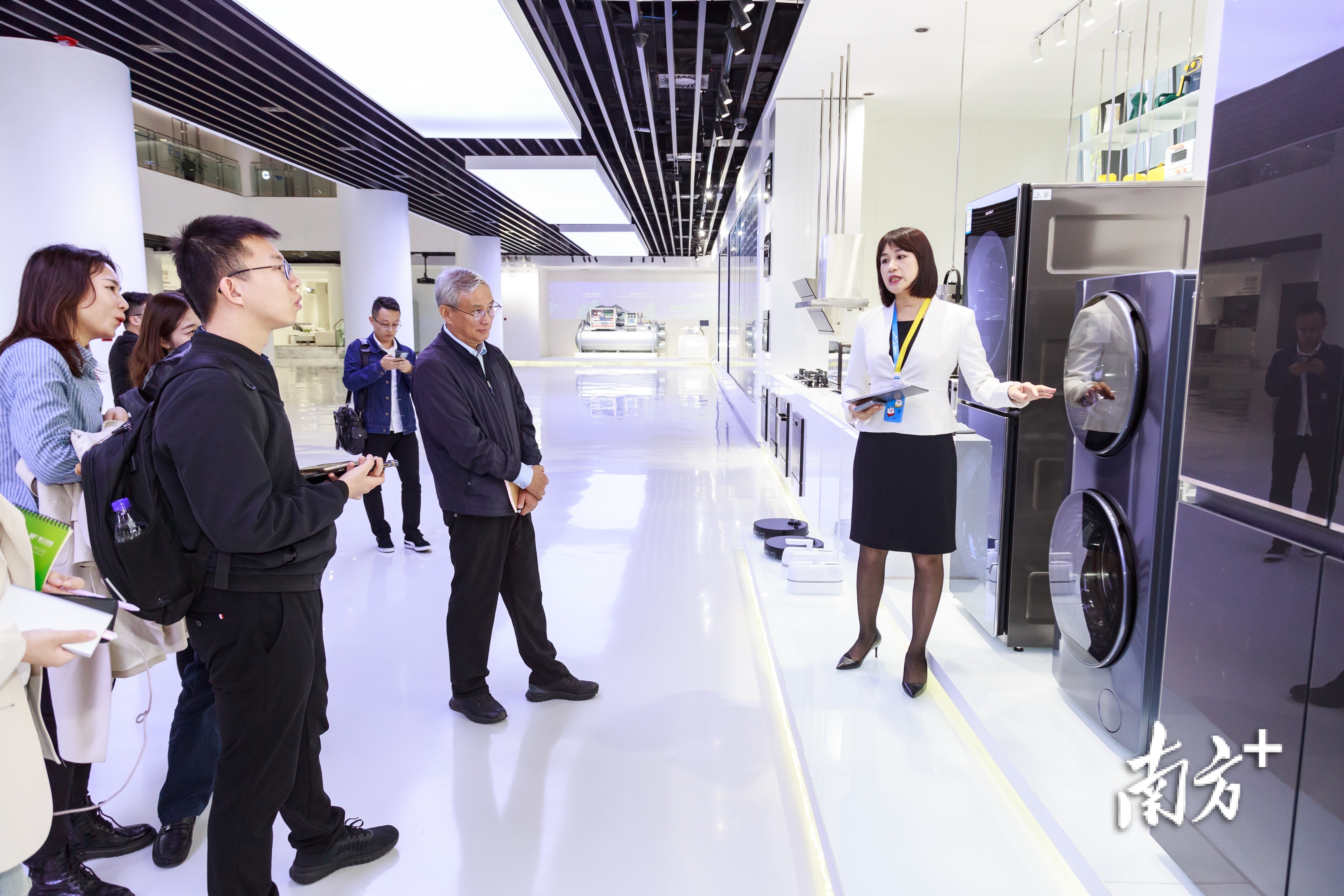 知名经济学家周其仁教授与南方日报调研团队调研北滘家电产业集群。&nbsp;