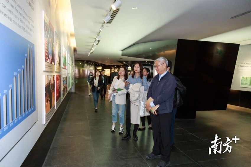 知名经济学家周其仁教授与南方日报调研团队调研北滘家电产业集群。&nbsp;