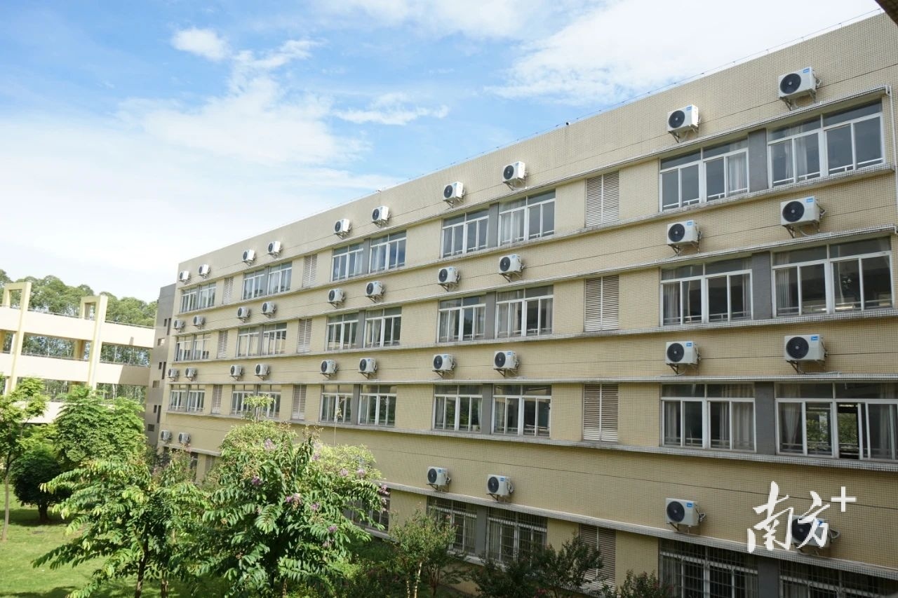 白坭镇中心小学,白坭镇第二小学两所学校的学生发现,学校实现空调全