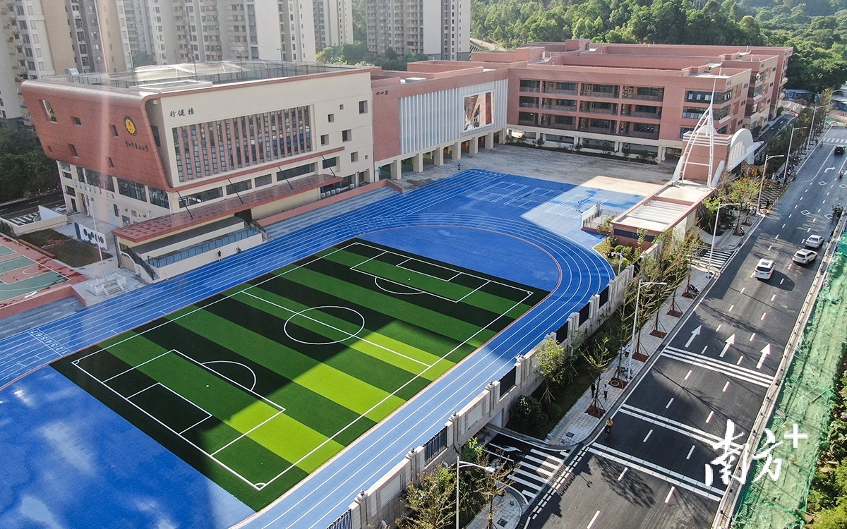 香山小学占地面积37.7亩，总建筑面积34301.48平方米。