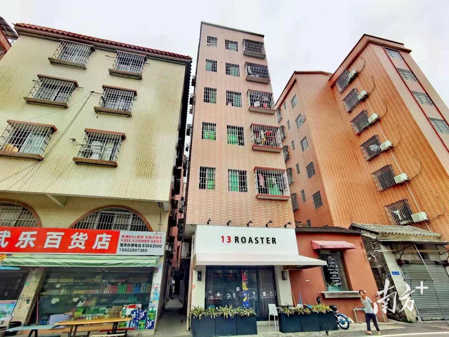 13 Roaster咖啡馆在罗南村里开了10年。刘明 摄 13 Roaster咖啡馆在罗南村里开了10年。刘明 摄