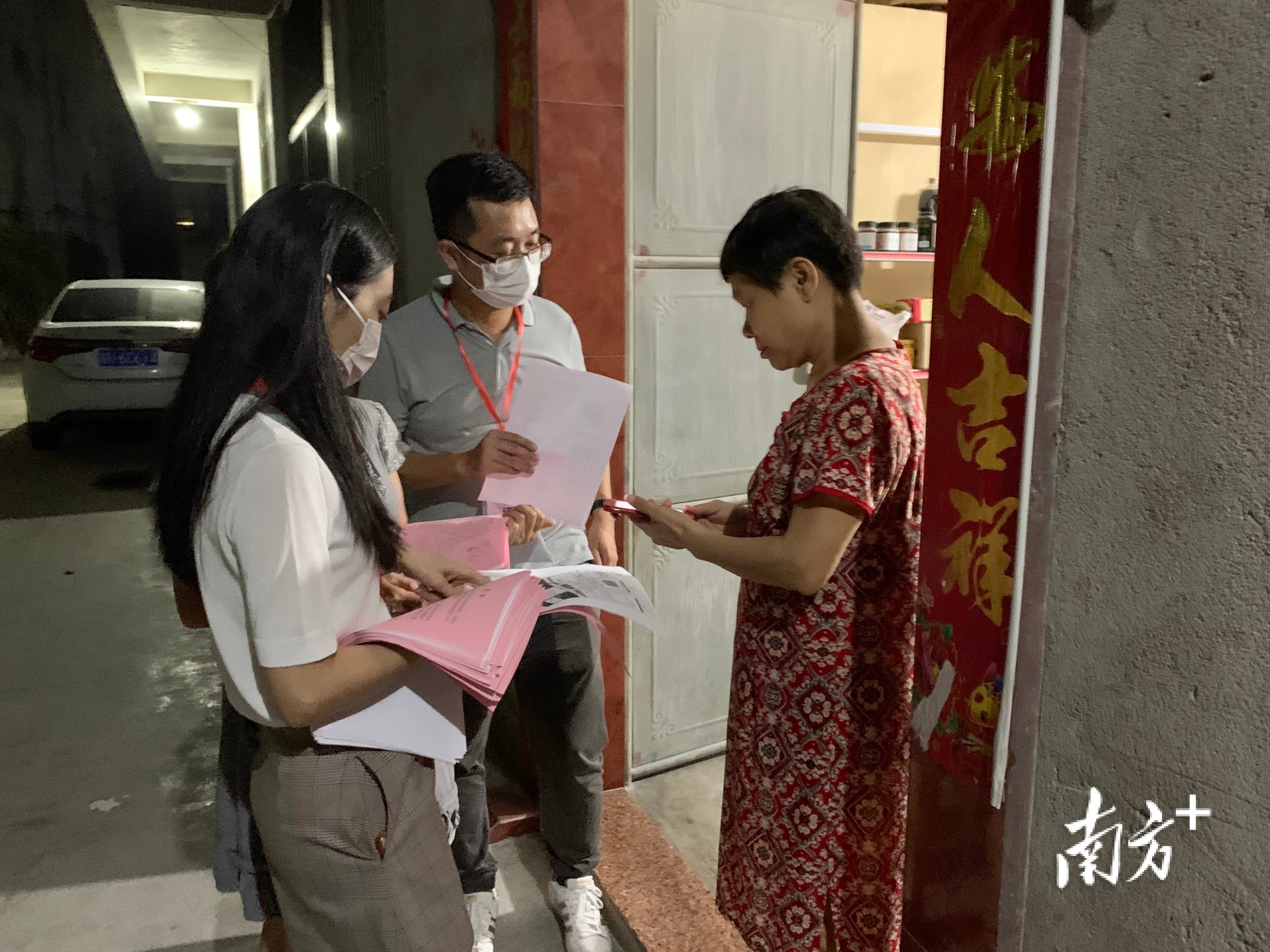 长德办事处组织各村（社区）志愿者队伍上门入户，登记信息并普及疫苗接种相关知识。