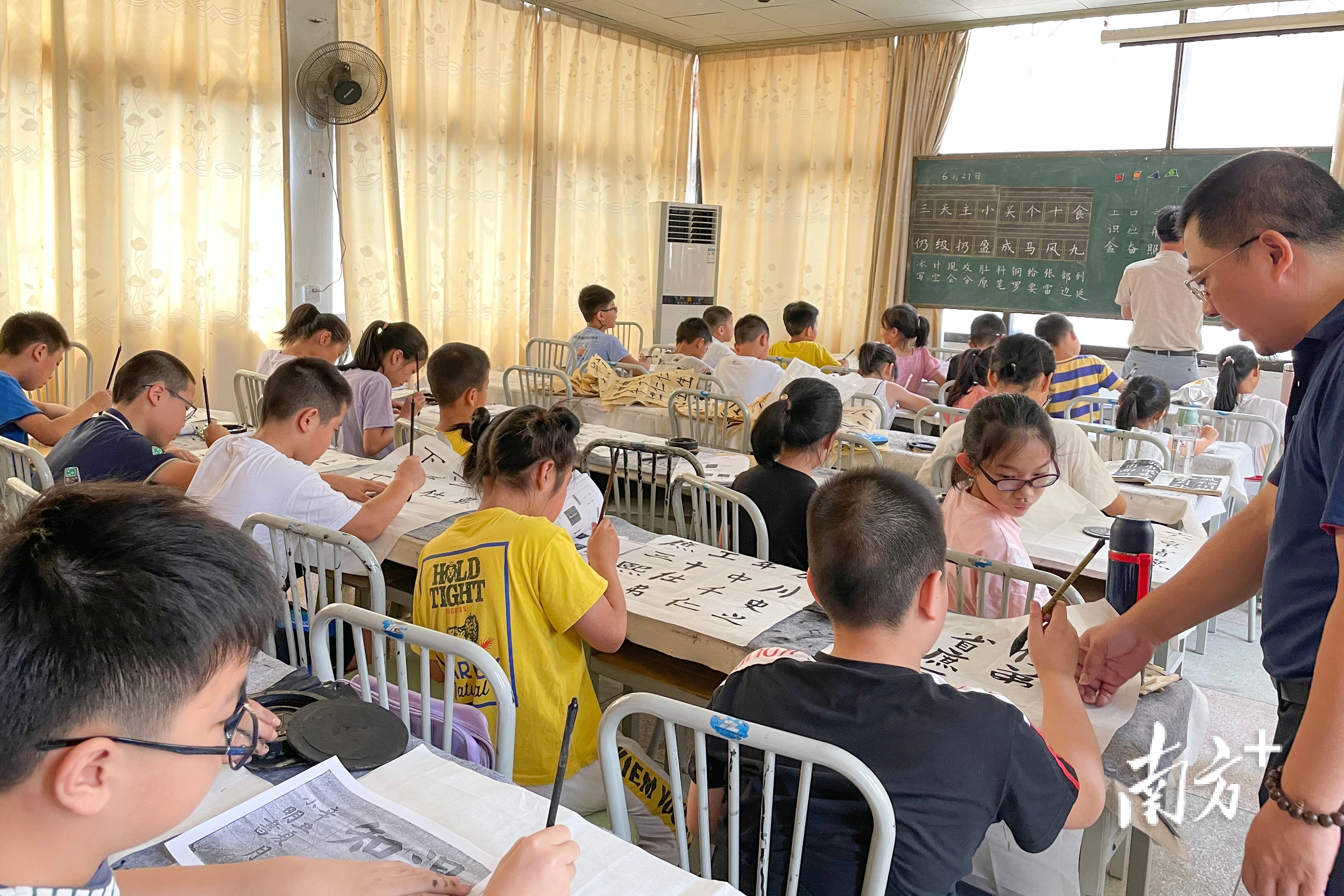 上饶镇文化服务中心青少年书法公益培训。通讯员供图