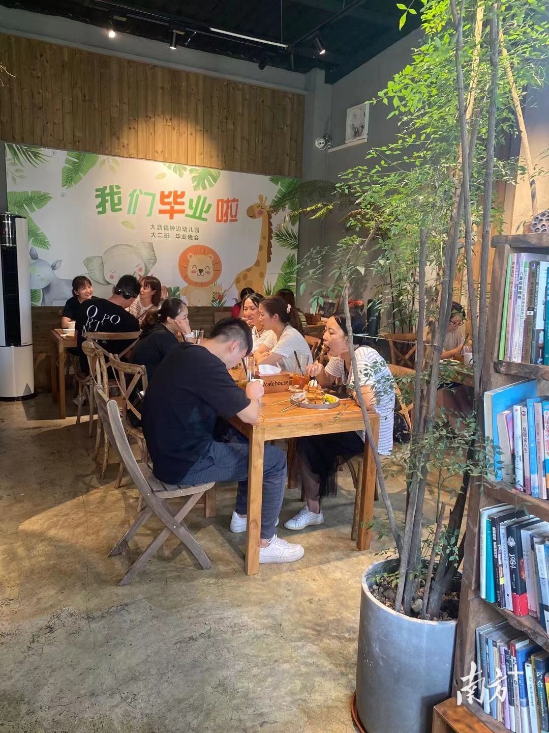 Vcafe house开在凤池乡村振兴馆旁边,成了网红打卡点。受访者供图 Vcafe house开在凤池乡村振兴馆旁边,成了网红打卡点。受访者供图