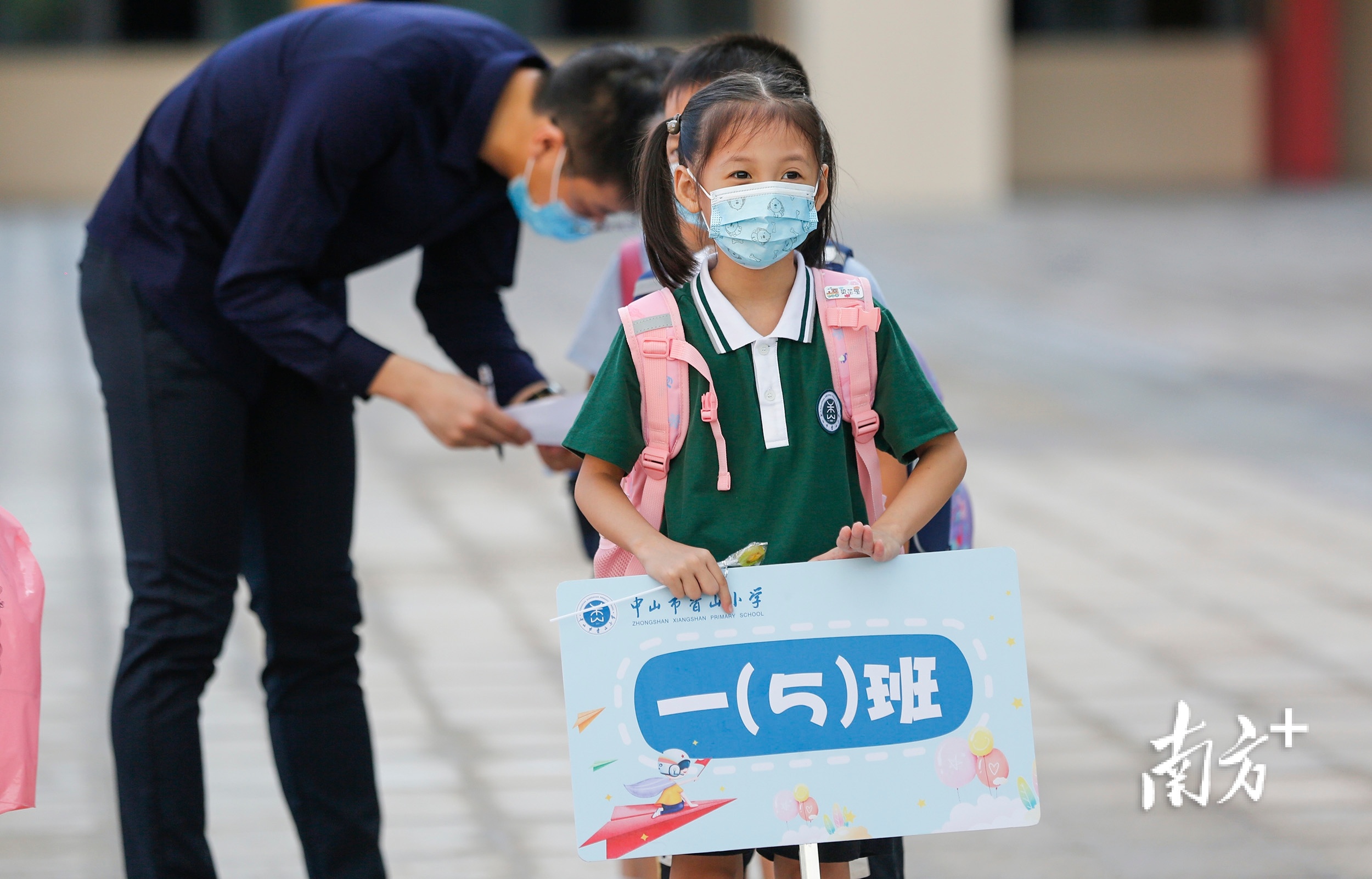 进入学校后，学生们排队等候进入教室。