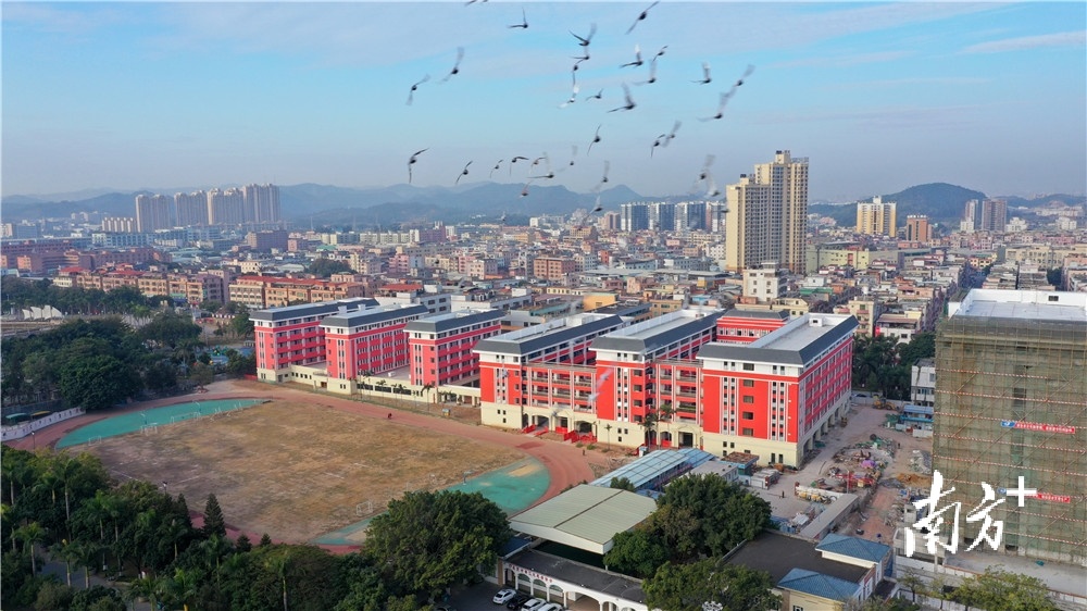 图为黄江中学.李鄂摄