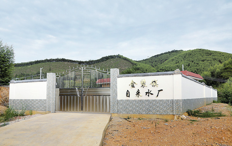 安靖村建设自来水厂进行自来水供应。
