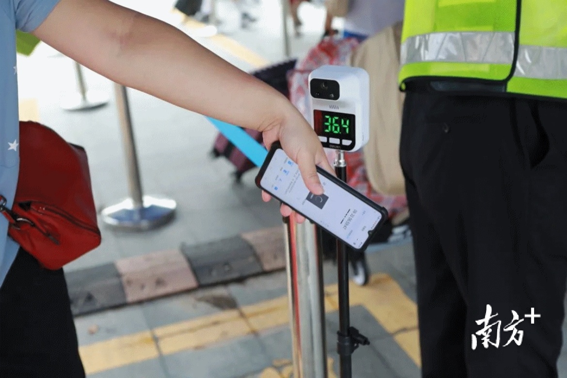 东莞中学松山湖学校测量体温 东莞中学松山湖学校测量体温