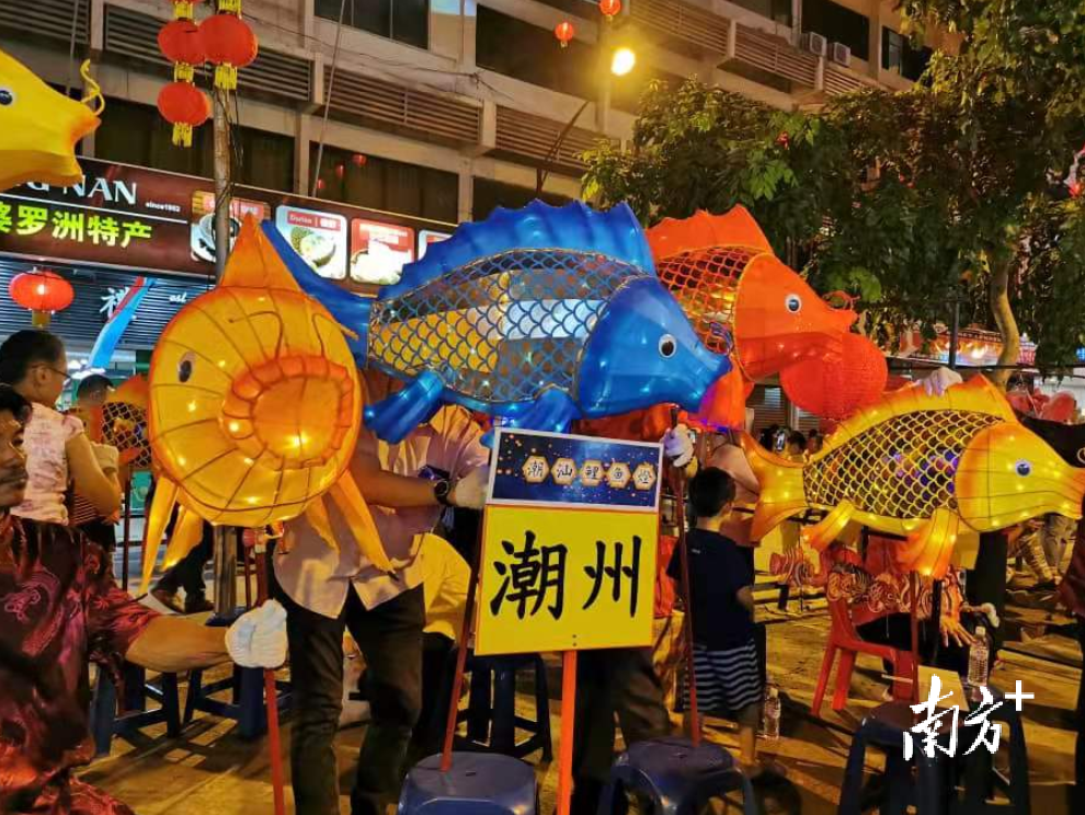 马来西亚亚庇市，中秋节游街晚会上出现潮州特色鲤鱼灯。受访者供图