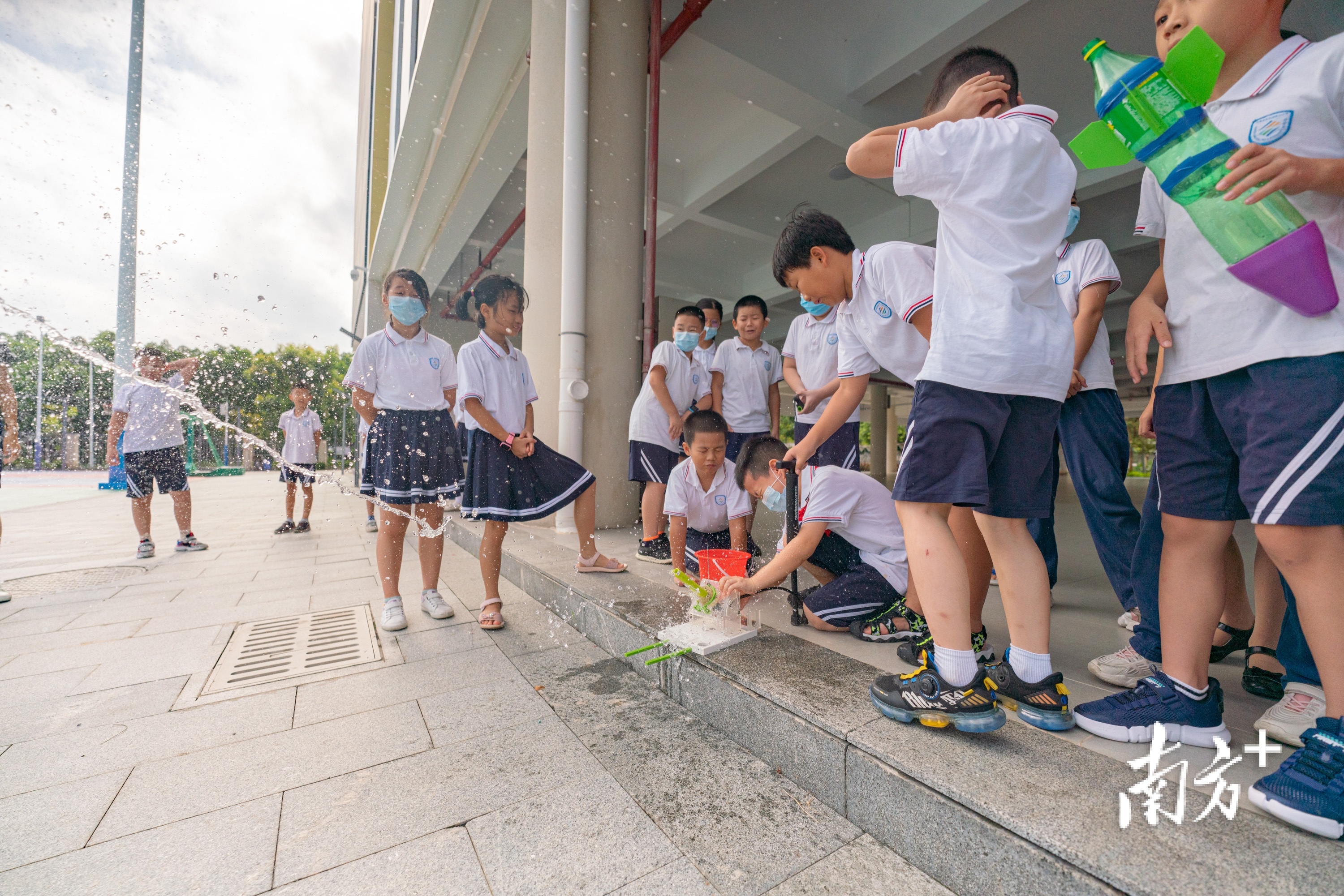松山湖第二小学同学制作水火箭 南方拍客 黄政正 张莎 供图
