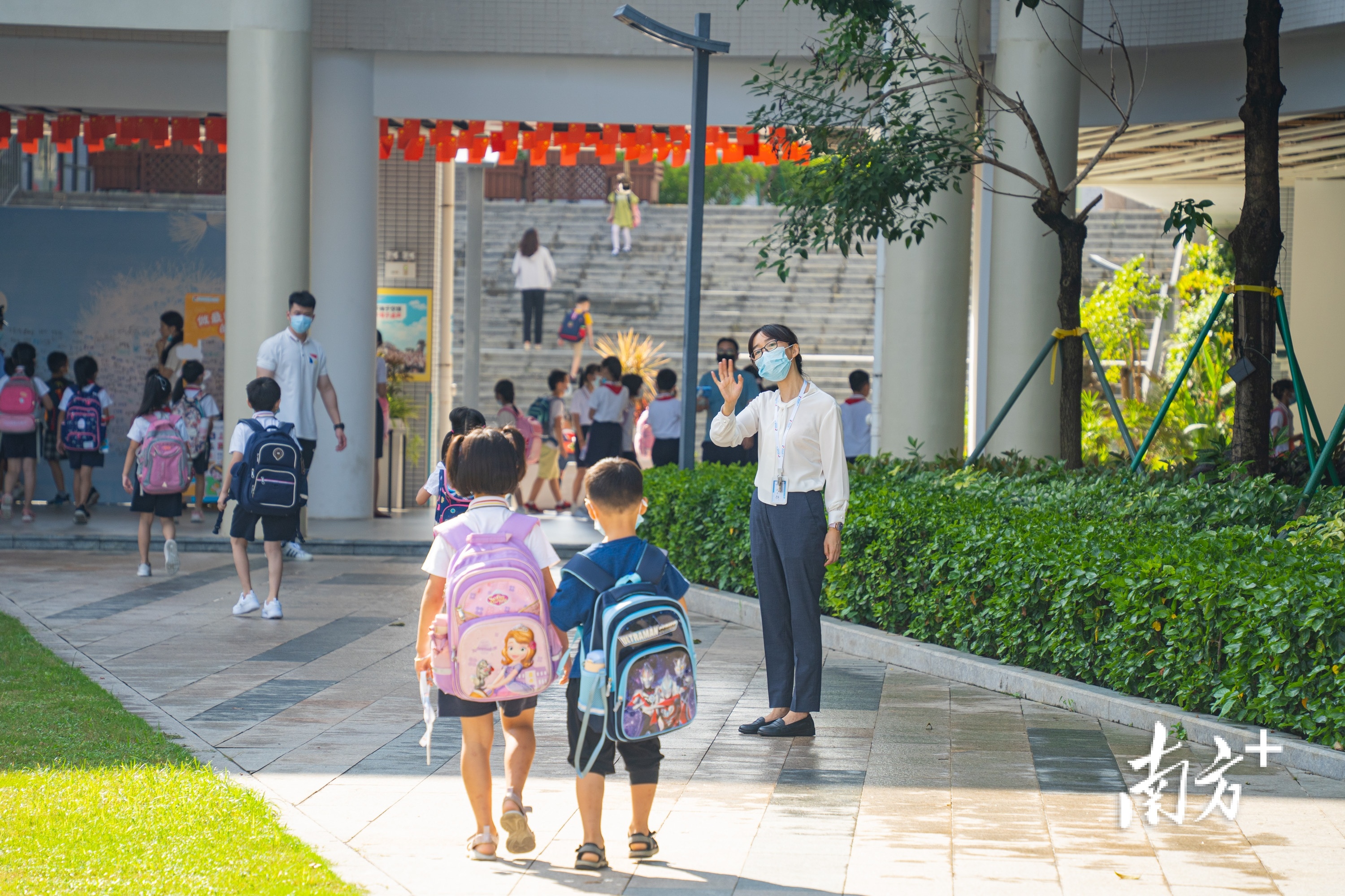 松山湖第一小学开学 南方拍客 黄政正 张莎 供图