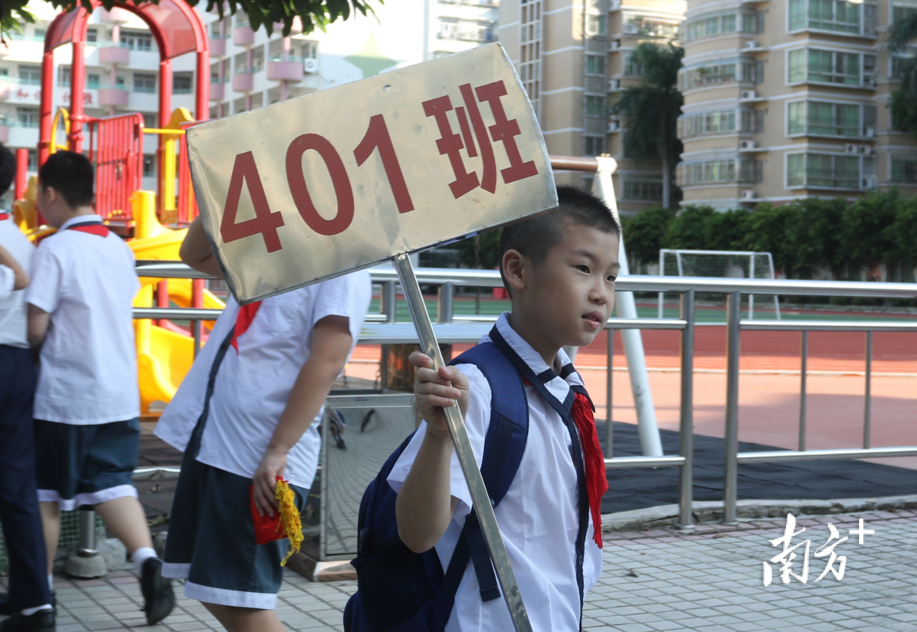 重回校园的小学生。黄敏璇 摄 重回校园的小学生。黄敏璇 摄