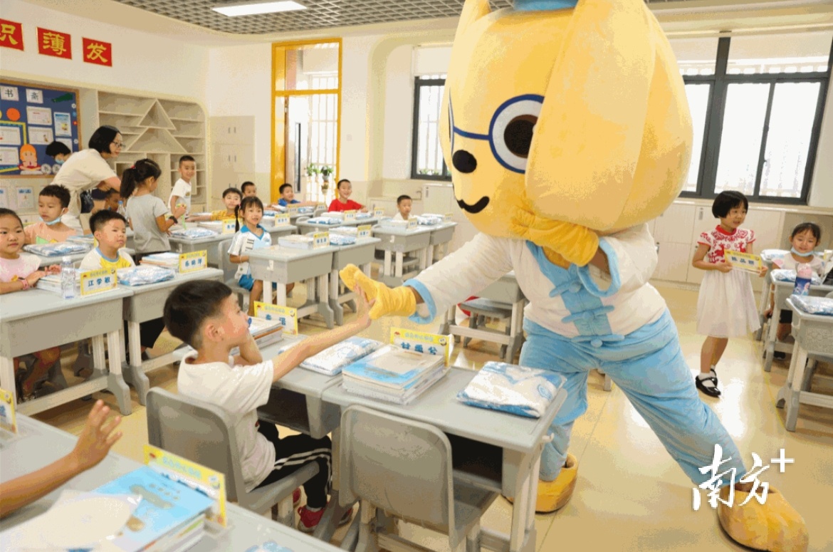 松山湖中心小学吉祥物与同学击掌 南方拍客 黄政正 张莎 供图