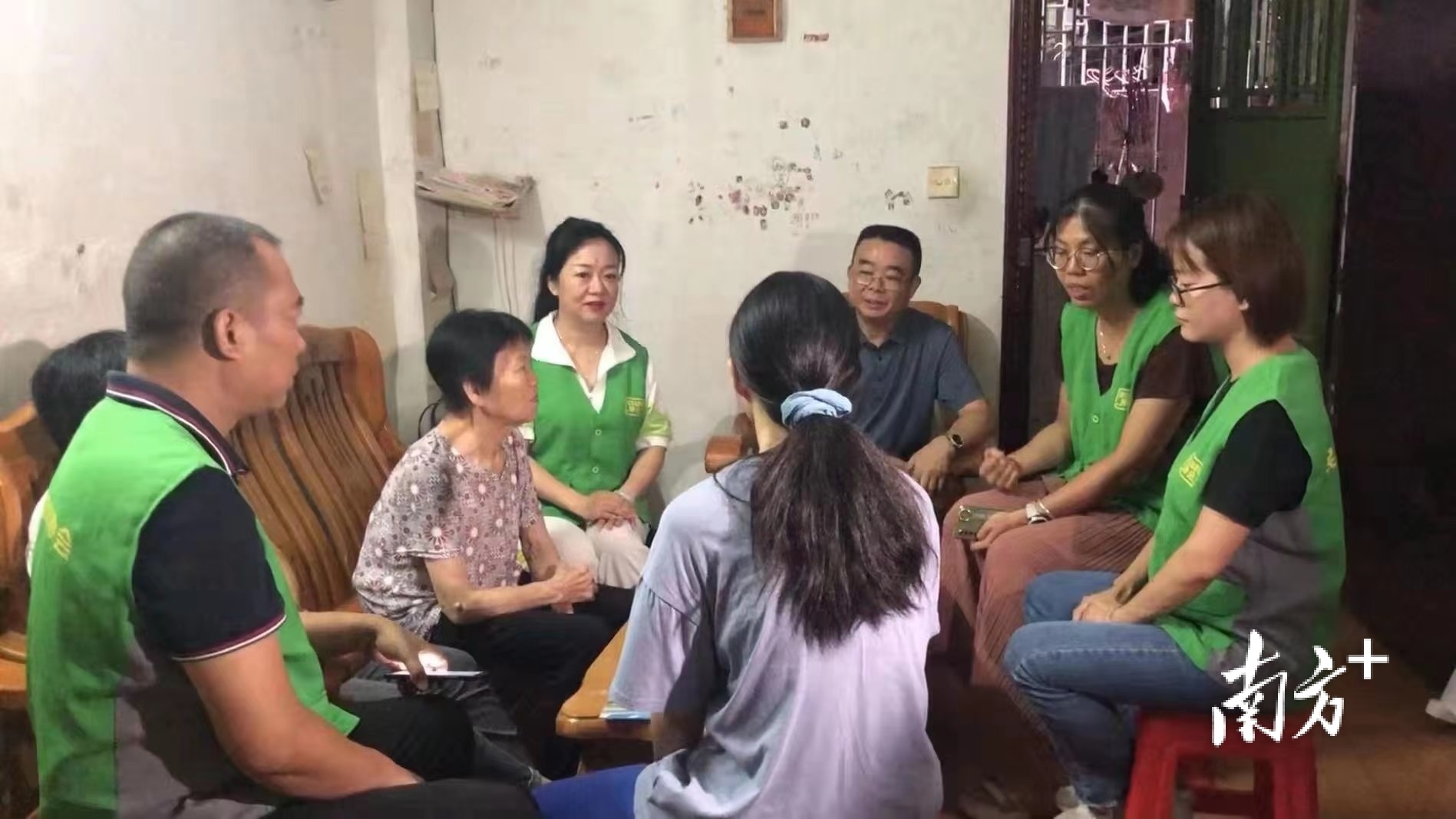 16支党员志愿者服务队活跃在环境整治、扶危济困等工作中。 