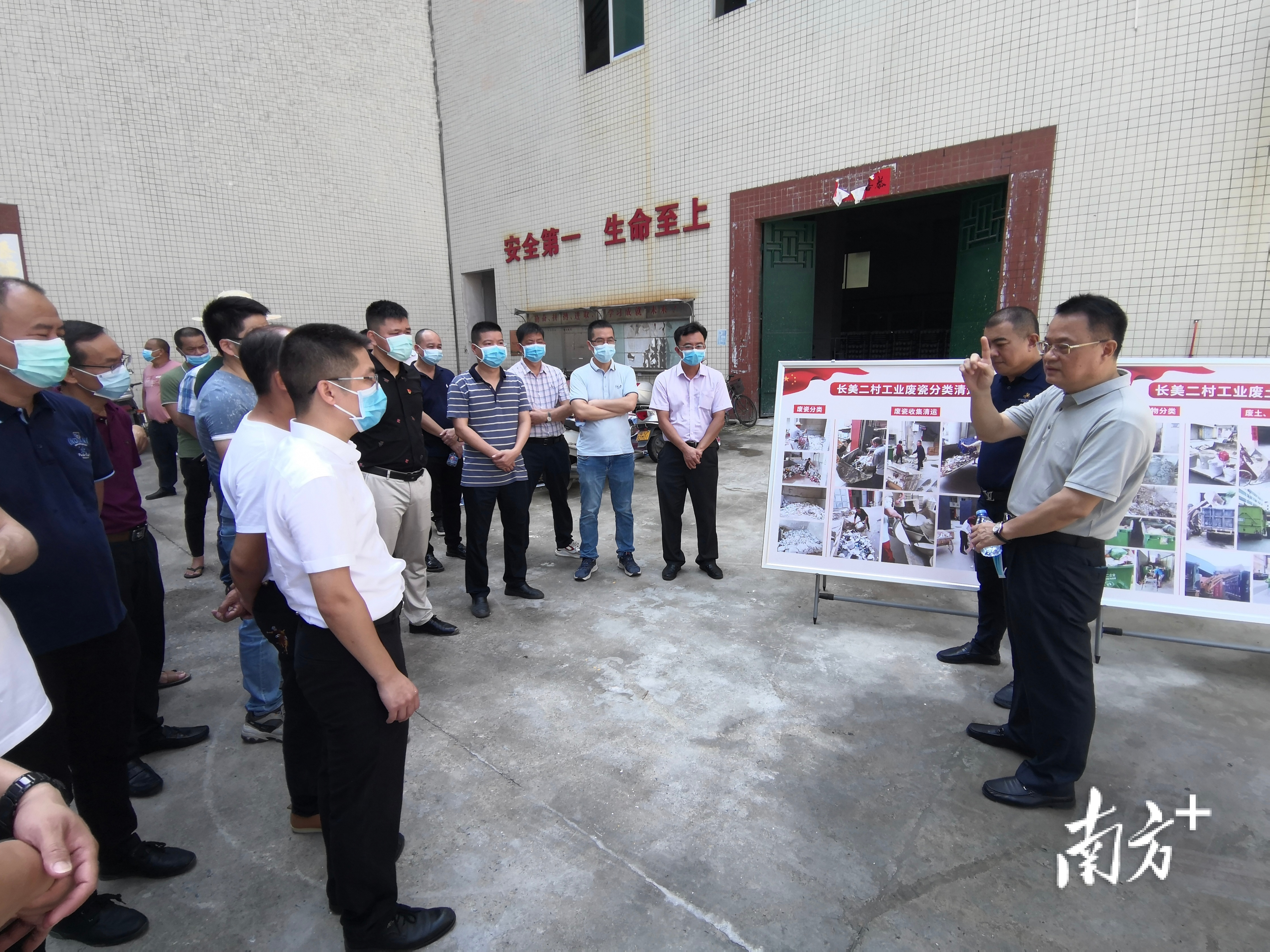 枫溪区在长德辖属长美二村召开了乡村振兴工作现场会。  