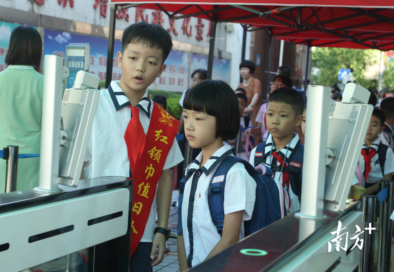 学生通过体温检测进入校园。黄敏璇 摄 学生通过体温检测进入校园。黄敏璇 摄