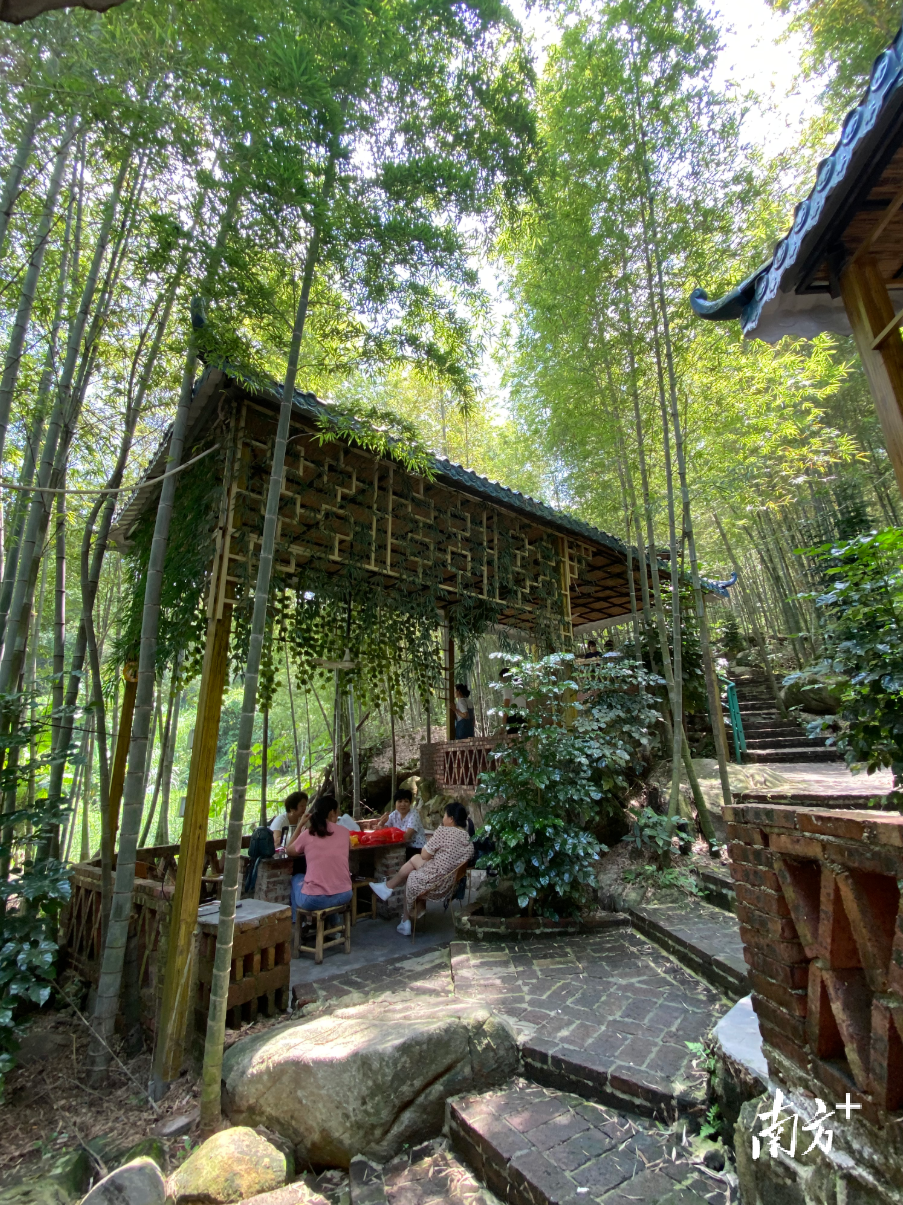 游客在亭下纳凉。苏仕日 摄