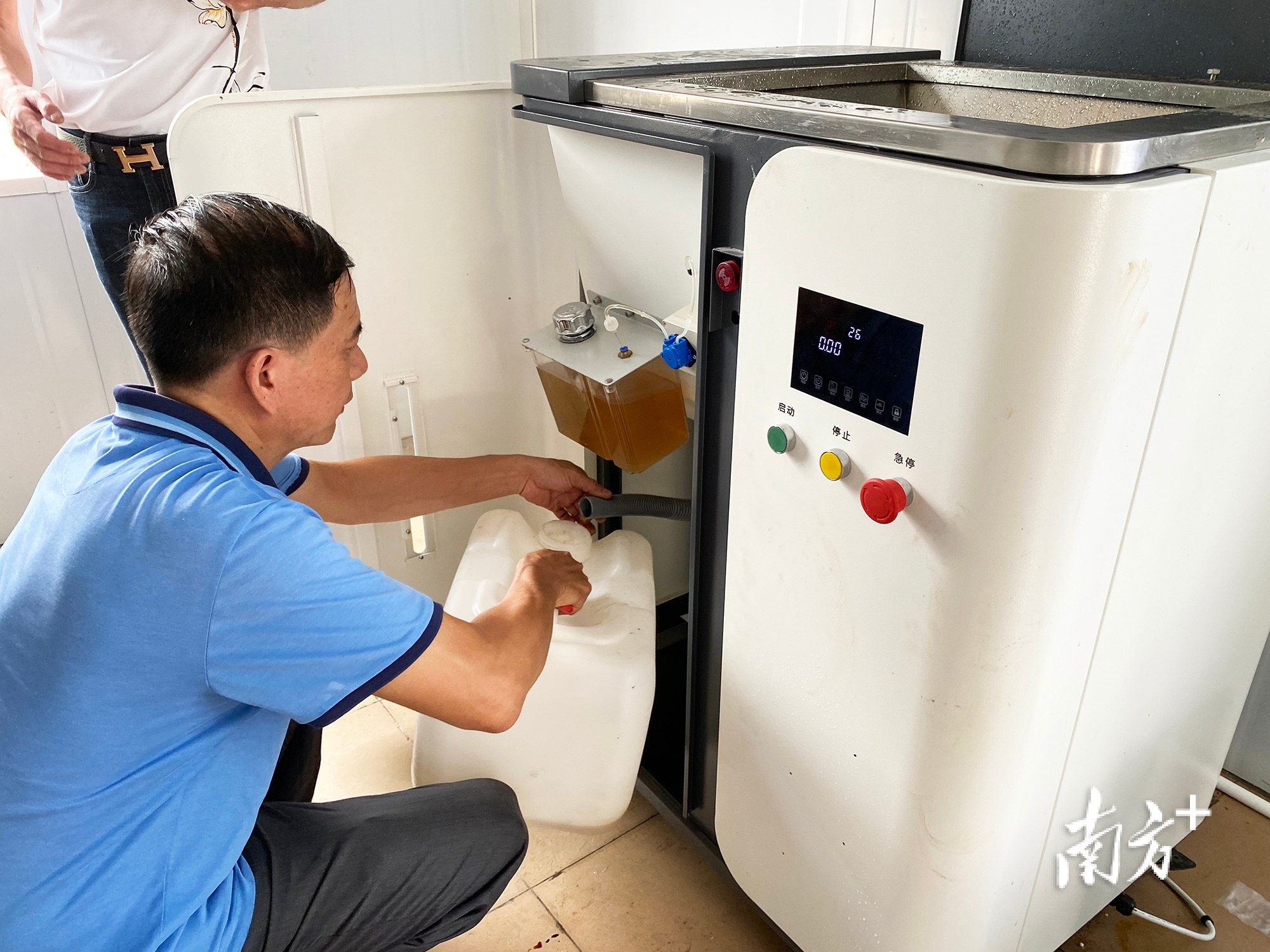 餐厨垃圾智能处理机进行减量分离油水渣。  南方+ 纪金娜 拍摄