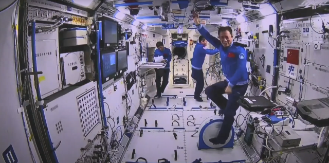 聂海胜演示在空间站里如何骑车锻炼。