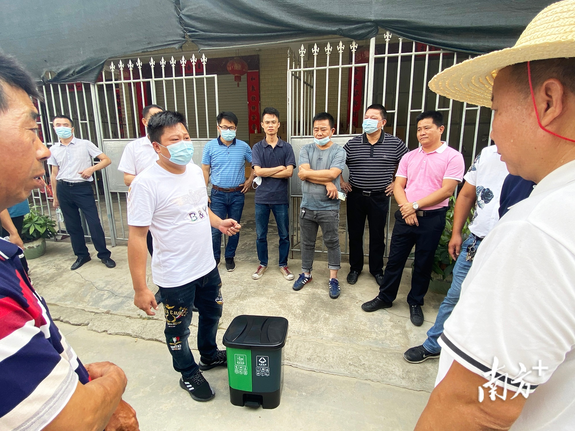 向村民免费发放一个30升或40升的家庭式垃圾分类桶。  南方+ 纪金娜 拍摄