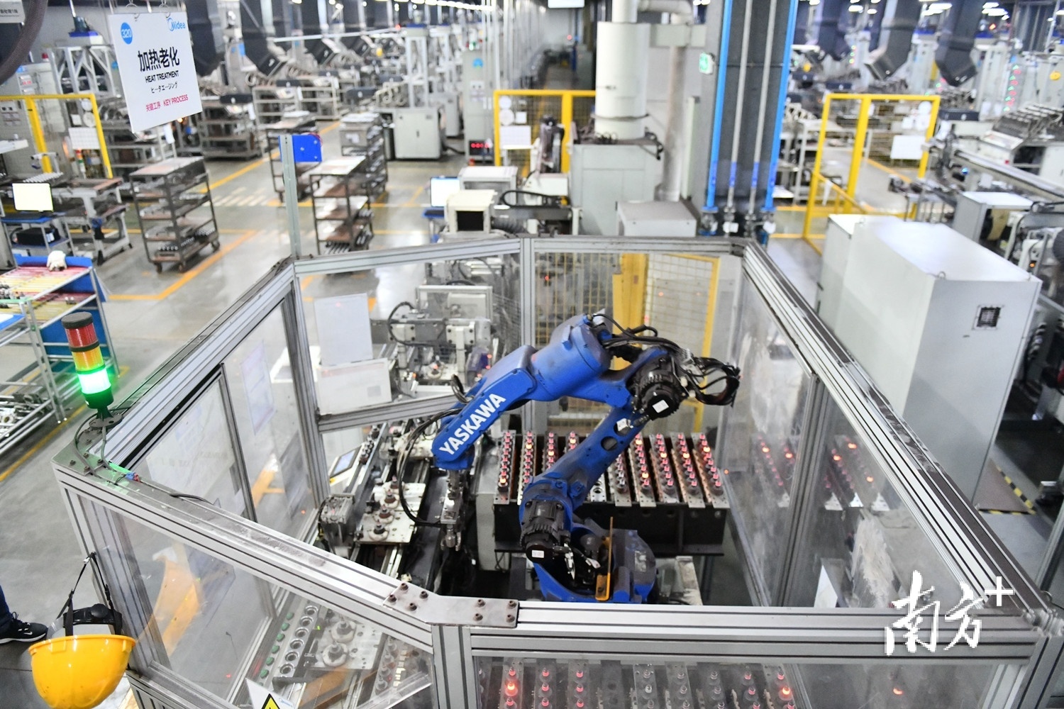 美的微波炉顺德工厂入选世界经济论坛“灯塔工厂”,成为佛山第一家荣获该称号的智能制造工厂。 美的微波炉顺德工厂入选世界经济论坛“灯塔工厂”,成为佛山第一家荣获该称号的智能制造工厂。