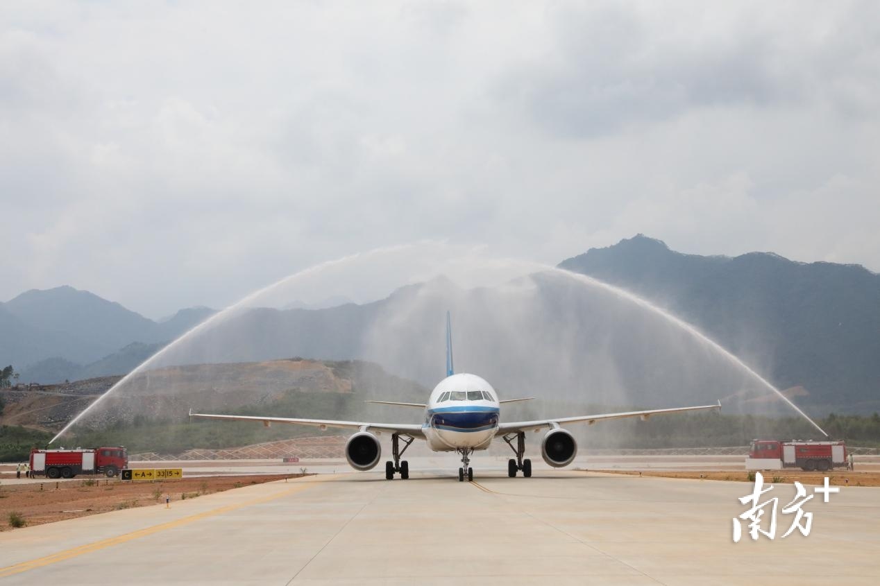 韶关丹霞机场以民航最高礼仪“过水门”仪式迎接客机到来。童铜韶 张伟 摄