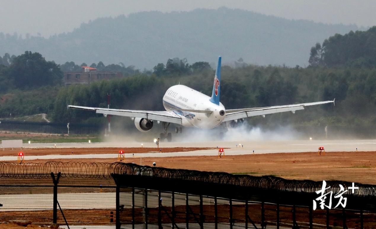 韶关丹霞机场迎来首架试飞飞机——南航空 客A320飞机。童铜韶 张伟 摄
